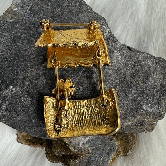 Vintage Articulated Well Brooch Wishing Well Primitive Country 1.5" X 1" - Picture 3 of 5